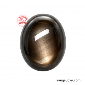 Viên Sapphire Sao Thịnh Vượng nổi bật với sắc  sâu huyền bí, phủ trên bề mặt một lớp ánh lụa mềm mại tạo nên hiệu ứng chuyển sáng đầy cuốn hút. 