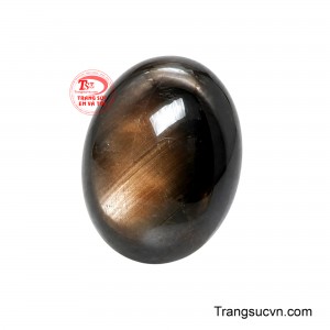 Trên nền đá tối, hiệu ứng ngôi sao tự nhiên hiện lên thanh thoát, hội tụ ánh sáng thành những tia sáng giao nhau như một tinh tú đang tỏa rạng. 