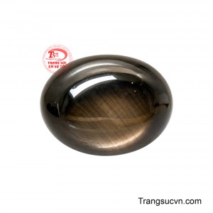 Thiết kế oval cabochon với bề mặt cong mượt giúp ánh lụa lan tỏa nhẹ nhàng, đồng thời làm hiệu ứng sao trở nên nổi bật hơn khi viên đá chuyển động dưới ánh sáng. 