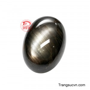 Khi gặp ánh sáng, những tia sáng giao nhau tạo thành hình sao thanh thoát, chuyển động theo góc nhìn như một nguồn năng lượng luôn lan tỏa. 