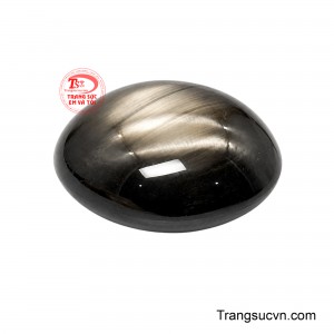 Dáng oval cabochon với bề mặt cong mượt giúp hiệu ứng sao hiện lên rõ nét và có chiều sâu, đồng thời tôn vẻ đẹp trầm mặc, sang trọng của sắc đen. 