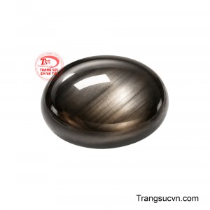 Sự kết hợp giữa nền đá đen huyền, ánh lụa óng và tinh tú hội tụ mang đến cảm giác mạnh mẽ nhưng đầy tinh tế. 
