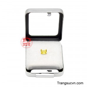 Sắc vàng của Sapphire gợi liên tưởng đến ánh kim quang, sự sung túc và nguồn năng lượng tích cực. 