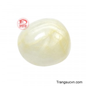 Sắc màu nhẹ nhàng tạo cảm giác ấm áp, thuần khiết, trong đó ánh vàng thoảng qua mang đến điểm nhấn sang trọng và cảm giác đầy đặn về chiều sâu. 