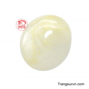 Bề mặt cabochon được mài nhẵn, tạo hiệu ứng ánh sáng mượt mà, dịu mắt, giúp viên đá giữ được vẻ đẹp tự nhiên và cổ điển. 