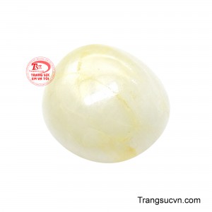 Về ý nghĩa biểu tượng, sắc trắng ngà gợi sự tinh khiết và cân bằng, kết hợp ánh vàng nhạt tượng trưng cho nguồn năng lượng ấm áp, tài lộc và sự hanh thông.