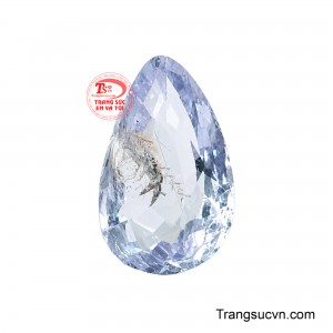 Viên Spinel Giọt Lam gây ấn tượng ngay từ cái nhìn đầu tiên bởi sắc xanh lam nhạt dịu mát pha chút ánh tím sương khói đầy thanh lịch. 