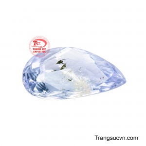 Đá được chế tác tỉ mỉ theo dáng giọt nước mềm mại, sở hữu hệ thống mặt cắt sắc sảo giúp tối ưu hóa khả năng phản chiếu và bắt sáng. 