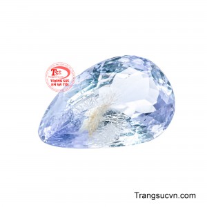 Nhờ độ trong suốt cao, viên đá tỏa ra những tia sáng lấp lánh vô cùng cuốn hút và thuần khiết dưới mọi góc nhìn. 