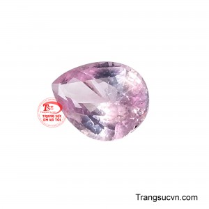 Ánh quang dịu nhẹ phân tán qua các diện cắt rèn giũa công phu, đem lại khí chất sang trọng và kiêu kỳ mà không cần quá phô trương.