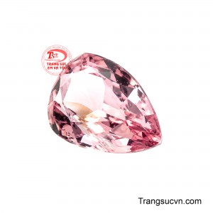 Các mặt cắt được mài giác tỉ mỉ giúp tối đa hóa độ lửa và độ lấp lánh tuyệt vời dưới ánh sáng, làm cho viên đá trở nên sống động và cuốn hút.