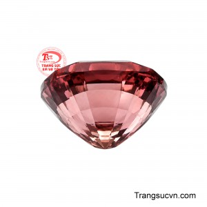 Sự tương phản sắc nét giữa sắc hồng đỏ đậm và những vệt sáng lấp lánh tỏa ra từ cấu trúc tinh thể mang đến cho viên ngọc thần thái thu hút đầy sức sống.
