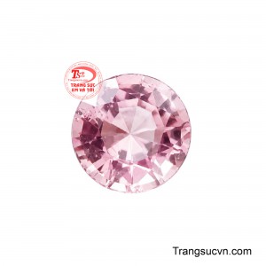 Viên Spinel Hồng Thạch hiện diện đầy cuốn hút với sắc hồng thạch anh thuần khiết, gợi liên tưởng đến những cánh hoa hồng vừa chớm nở dưới ánh ban mai. 