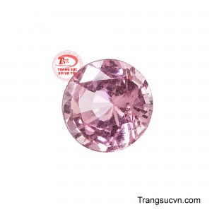 Dáng cắt tròn cổ điển được rèn giũa tỉ mỉ từng mặt giác, giúp tối ưu hóa khả năng bắt sáng và tỏa ra từng chùm tia rực rỡ. 