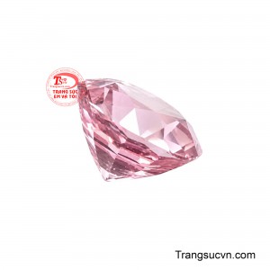 Sự đồng điệu hoàn hảo về diện mạo cũng như chất liệu đắt giá để sáng tạo nên bộ trang sức phối hợp như nhẫn và đôi bông tai sang trọng. 