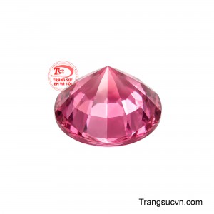 Sự giao thoa giữa sắc đỏ hồng đượm đà và độ trong suốt vượt trội mang lại diện mạo kiêu hãnh, tỏa ra luồng năng lượng vô cùng quyến rũ. 
