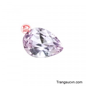 Sự hòa quyện giữa gam màu trầm dịu cùng vạt nắng vàng phớt nhẹ trong lòng đá mang đến chiều sâu đa tầng vô cùng hút mắt. 