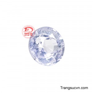 Tinh thể đá đạt độ trong suốt hoàn hảo, làm bừng lên hiệu ứng quang học óng ánh mỗi khi chuyển động dưới ánh sáng. 