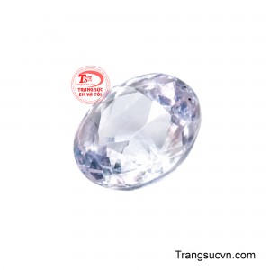 Tông màu băng lam thoát tục này là lựa chọn tuyệt vời để tôn vinh vẻ đẹp tinh tế cho những thiết kế nhẫn solitaire hay mặt dây chuyền phong cách tối giản.