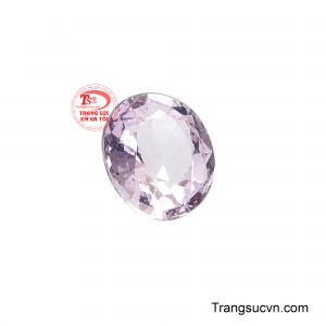 Độ tinh khiết lý tưởng giúp từng nhịp chuyển động của viên ngọc đều làm lóe lên những vệt sáng lấp lánh như pha lê, ngập tràn sức sống. 
