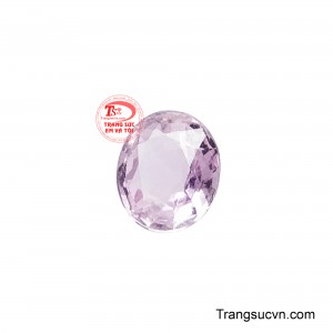Được tạo hình theo dáng oval chuẩn mực, các mặt cắt kim cương bao quanh thân đá nâng niu trọn vẹn khả năng tán sắc và bắt trọn mọi nguồn sáng tự nhiên. 
