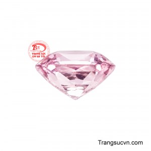 Dáng mài oval uyển chuyển cùng kỹ thuật cắt phân tầng tỉ mỉ giúp thu trọn luồng sáng xung quanh, giải phóng những vạt lửa hồng óng ả đầy huyền diệu.