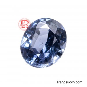 Dáng cắt oval cân đối cùng kỹ thuật mài góc chuẩn xác giúp viên đá bắt trọn dải sáng, tạo hiệu ứng chuyển sắc ảo diệu như một đám mây tinh vân đang chuyển động.