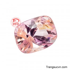 Dáng cắt đệm (Cushion cut) tinh xảo giúp tối ưu hóa khả năng phản chiếu ánh sáng, tạo nên những tia 