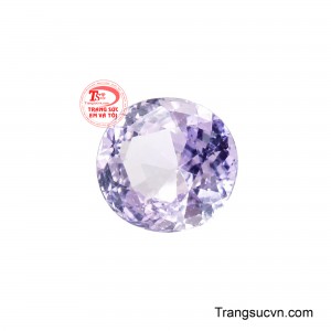 Tinh thể trong suốt đến ngỡ ngàng khiến từng vệt sáng chuyển động bên trong trông như dải mây tím đang bồng bềnh trôi giữa không gian.