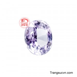 Kiểu dáng khối tròn mềm mại hòa quyện cùng vô số mặt mài sắc nét giúp viên ngọc phản chiếu trọn vẹn những luồng quang phổ rực rỡ dưới ánh nắng. 