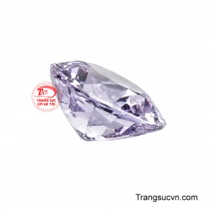 Sắc thái trang nhã cùng độ rạng rỡ bay bổng này là sự lựa chọn tuyệt mỹ cho những thiết kế nhẫn solitaire thanh lịch hoặc mặt dây chuyền mang cảm hứng thiên nhiên.