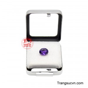 Trong quan niệm phong thủy, sắc tím thường được liên tưởng đến sự cao quý và nguồn năng lượng hài hòa, vì vậy viên đá không chỉ mang giá trị thẩm mỹ mà còn trở thành một biểu tượng đẹp cho mong cầu về may mắn, thành công và phúc khí.