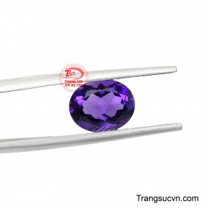 Khi được chế tác thành nhẫn, mặt dây chuyền, bông tai hoặc vòng tay, Thạch Anh Tím Phú Quý giúp tổng thể trang sức trở nên nổi bật mà vẫn giữ được nét thanh tao. 