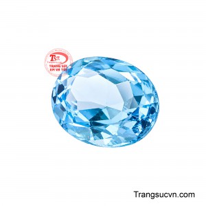 Khi đặt trong ổ chấu tinh xảo, viên Topaz trở thành tâm điểm nổi bật, càng làm sắc lam trở nên sang trọng và sắc nét. 