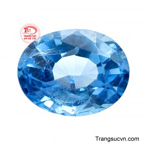 Dáng oval mềm mại giúp tổng thể viên đá trở nên thanh thoát, tạo hiệu ứng chiều sâu khi thay đổi góc nhìn. 