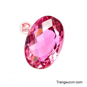 Được chế tác theo dáng oval facet, viên đá sở hữu hệ thống giác cắt cân đối. 