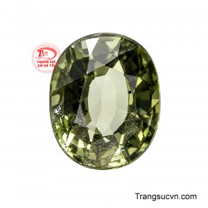 Viên Tourmaline Chiêu Tài mang sắc lục xám thanh nhã, một gam màu đặc biệt tạo nên vẻ đẹp trầm tĩnh, sâu sắc và đầy khí chất. 