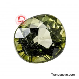 Sự hòa quyện giữa sắc xanh lục tự nhiên cùng ánh xám nhẹ khiến viên đá không phô trương mà càng ngắm càng cảm nhận rõ nét sang trọng riêng biệt. 