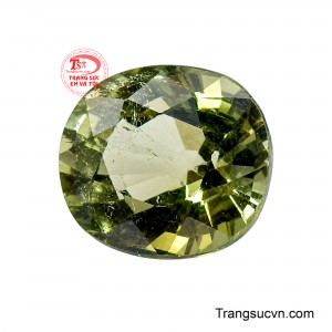 Trên nền dáng oval mềm mại, các mặt facet được mài giũa tinh tế giúp ánh sáng chuyển động liên tục qua lòng đá, tạo nên những vùng sáng tối đan xen cùng chiều sâu thị giác ấn tượng.