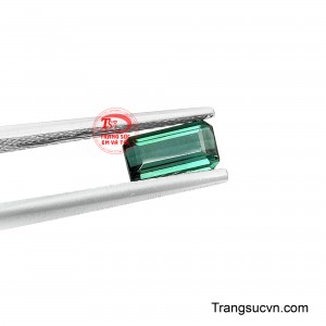 Viên Tourmaline Danh Vọng mang vẻ đẹp của khí chất, nơi ánh sáng và sắc đá hòa quyện để tạo nên một dấu ấn đẳng cấp riêng.