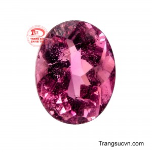 Viên Tourmaline Hồng Lựu chinh phục ánh nhìn bằng sắc hồng rực rỡ, tạo nên thần thái quyến rũ, sang trọng và đầy chiều sâu. 