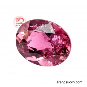 Khi nghiêng theo góc nhìn, sắc hồng đỏ liên tục biến đổi giữa những vùng màu trong trẻo và điểm nhấn ánh sáng sâu.