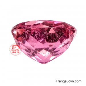 Mang tinh thần của một viên đá quý dành cho những thiết kế trang sức sang trọng, Tourmaline Hồng Lựu sở hữu vẻ đẹp nổi bật nhưng không phô trương.