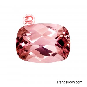 Kết hợp hệ thống giác cắt tinh tế giúp ánh sáng chuyển động linh hoạt trên bề mặt viên đá. 