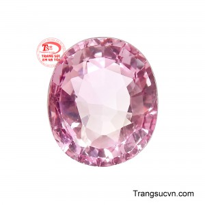 Viên Tourmaline Hồng Trà mang sắc hồng phớt dịu dàng trong trẻo nhưng không kém phần tinh tế sang trọng. 