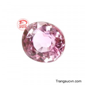 Khi thay đổi góc nhìn, viên đá hiện lên với những chuyển sắc hồng mềm mại, mang lại chiều sâu và hiệu ứng ánh sáng tự nhiên.