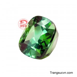 Dáng cushion cut với bốn góc bo mềm cùng các giác cắt cân đối, làm nổi bật chiều sâu màu sắc bên trong. 