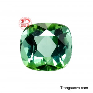 Mỗi góc nhìn lại mang đến một sắc độ khác nhau, khi xanh lam dịu nhẹ, khi ánh lục trở nên nổi bật, tạo cảm giác viên đá luôn có chuyển động. 