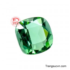Viên đá phù hợp với những thiết kế trang sức cao cấp như nhẫn đá chủ, mặt dây chuyền, hay vòng tay để tôn lên sắc lam lục độc đáo. 