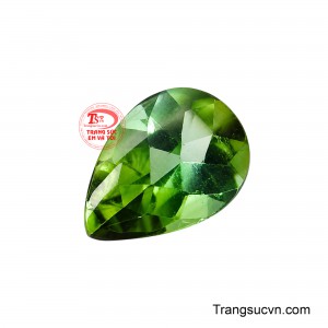 Điểm đặc biệt nằm ở phần đáy cắt Facet, nơi các giác cắt được sắp xếp tinh tế để đón và phản chiếu ánh sáng từ bên dưới.